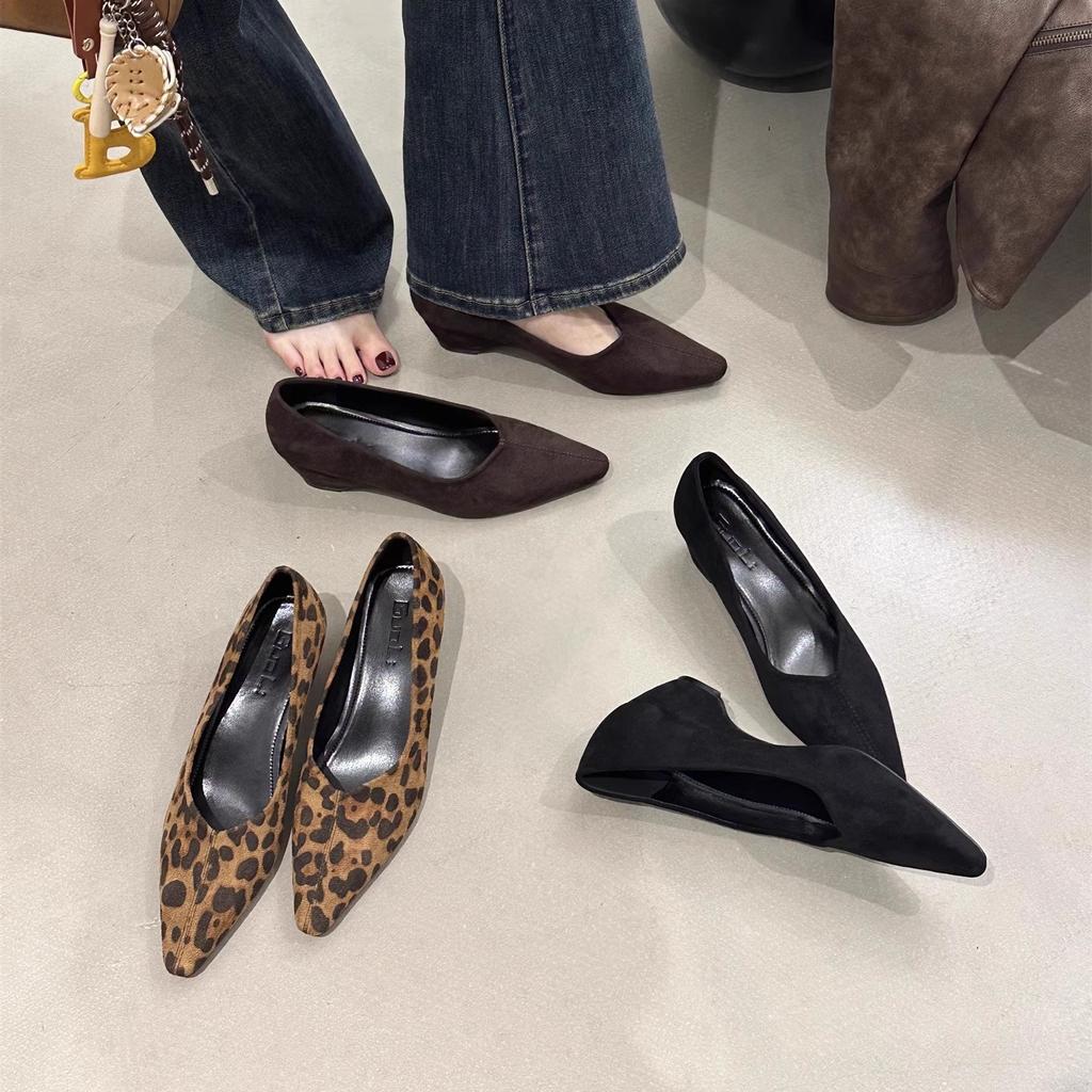 Niche Korean version of retro pointed head shallow mouth single shoes women's 2025 autumn and winter new fashion commuter leopard print thick heel sho