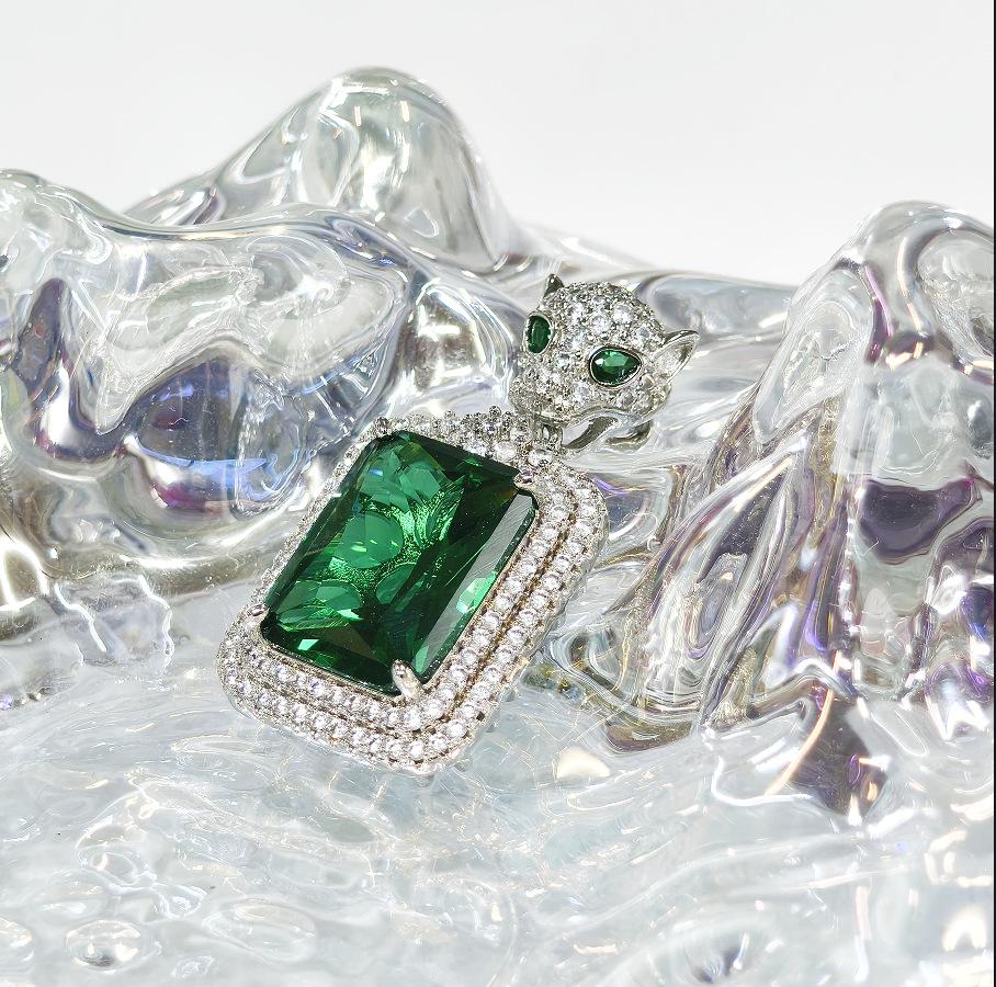 Gesi En Jewelry: Luxury Emerald Leopard Head Pendant