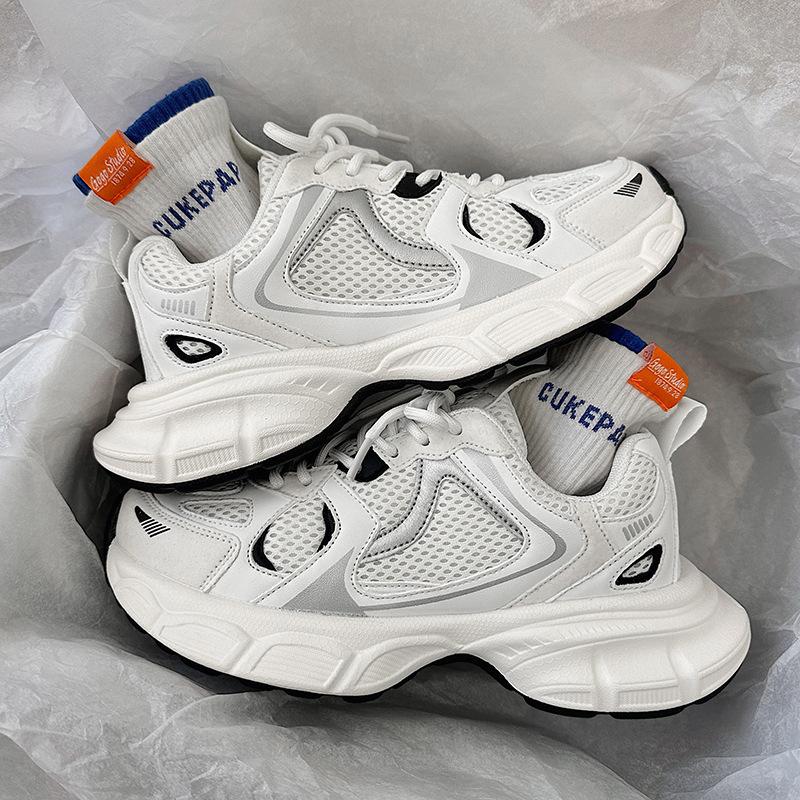 Paar neue modische, lässige Sportschuhe für Frühling und Herbst: leichte, vielseitige Plateau-Schuhe, atmungsaktive Single-Sneaker.