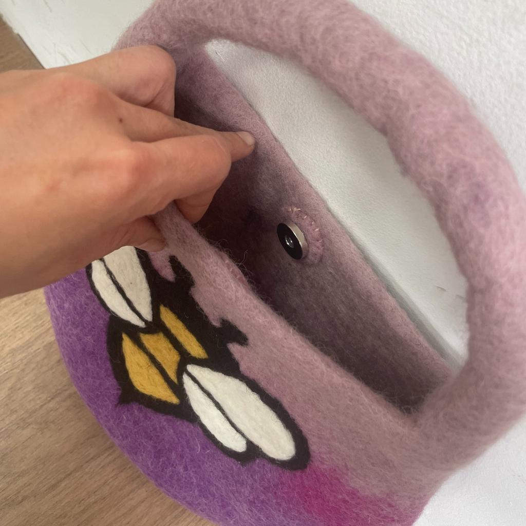 Water Felted Bee Bag – One Handle with Magnet – Lavender Shades