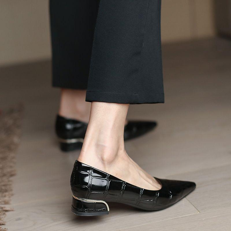 Dámské boty na jeden kus s tlustým podpatkem, měkkou podrážkou, mělkým výkrojem, špičaté, všestranné, s rovnou podrážkou, pracovní kožené boty