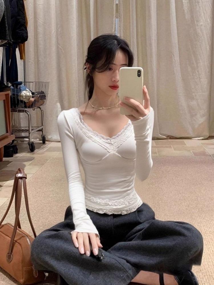 Thermoshirt mit V-Ausschnitt und Spitzenbesatz für Damen, Langarm: Elegante, eng anliegende Basisschicht für Herbst/Winter.