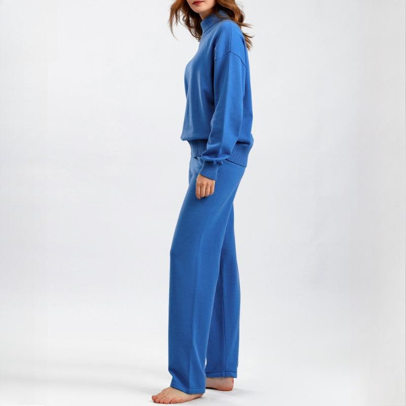 Módní oblek s vysokým límcem pro podzim a zimu v jednobarevném provedení je všestranný a lze jej nosit s dvoudílným pleteným topem a ležérními kalhotami.