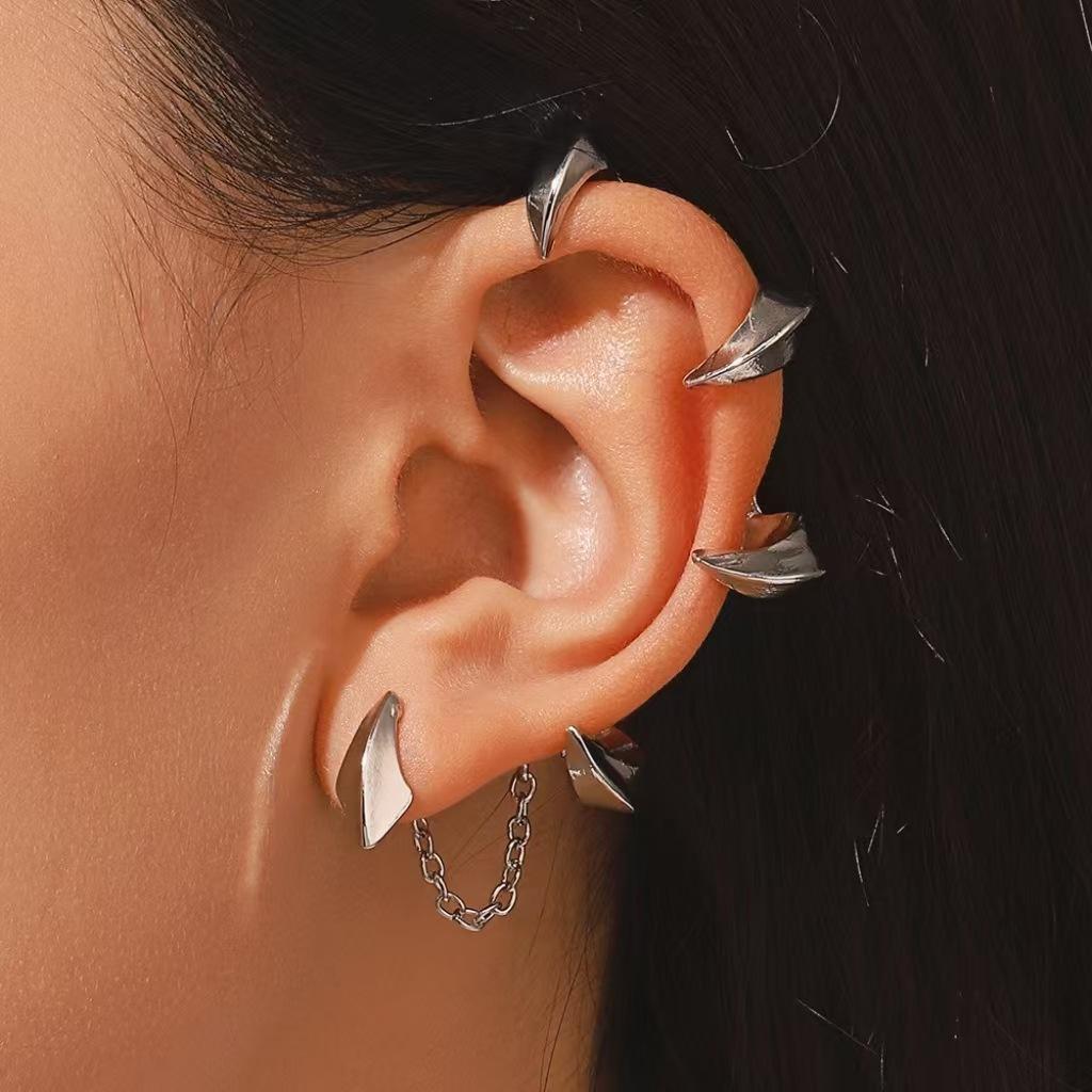 

Cross-border thorns spine bone mechanical wind ear hanging niche design special-shaped metal ear clips for men and women earrings