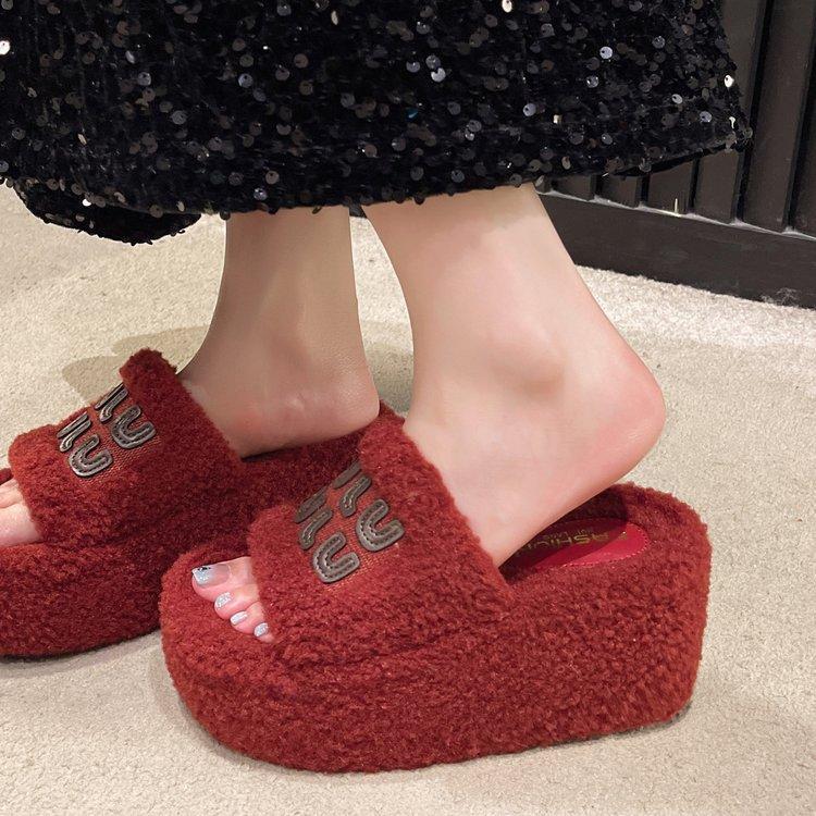 

Маленький человек увеличивает рост на 8 см толстоподошвенные пушистые тапочки женские осень и зима новые маленький размер верхняя одежда маффин теплый хлопок моп 34