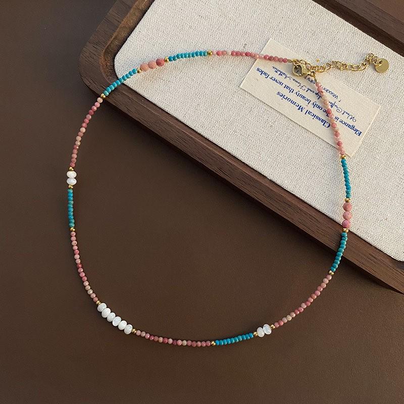 Handgefertigte Perlen-Titanstahl-Schlüsselbein-Kette mit Erdbeerquarz-Anhänger - Leichter Luxus-Stil, Anlaufgeschützt.