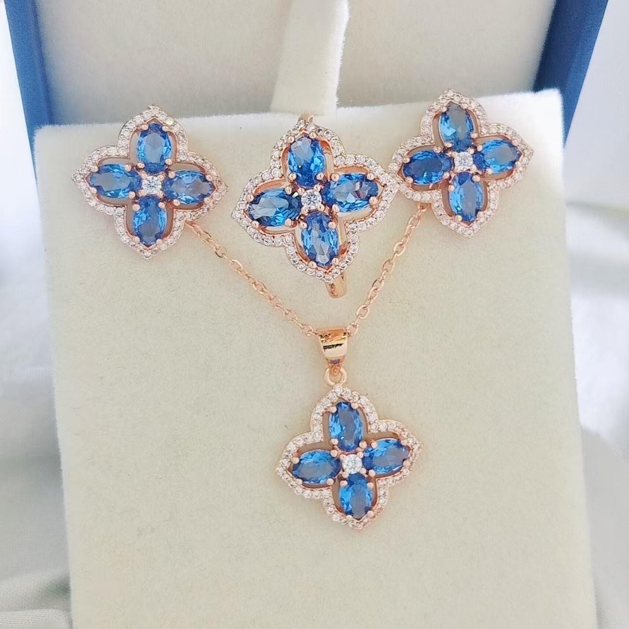 

2026 Fashion Inlaid Zircon Red Corundum Blue Spinel Clover Ring Ear Ding Pendant Necklace Three-piece Set First Product 45CM