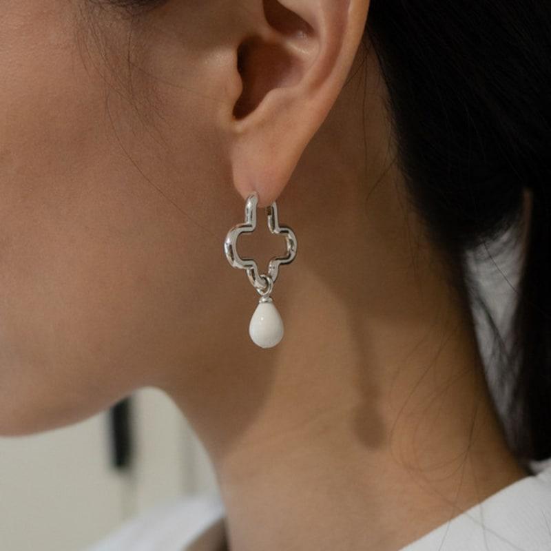 

Invisible collage HUG HOOP EARRING Silver