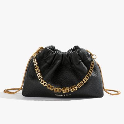 Borsa a secchiello moda autunnale, catena retrò, scelta casual a spalla.