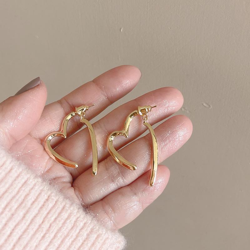 2025 Heart-Shaped Stud Earrings: Unique Light Luxury, High-End Niche Design