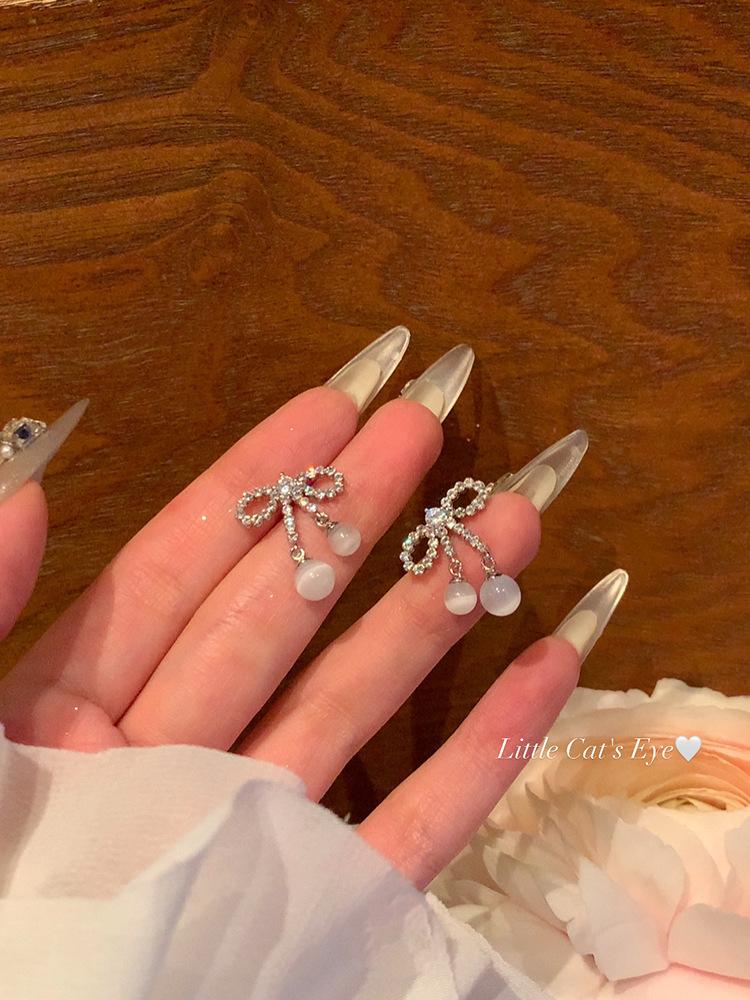 

Серьги-пусеты с бриллиантовым бантом и опаловой бахромой, нишевая мода, универсальные серьги с темпераментом, серьги в стиле легкой роскоши