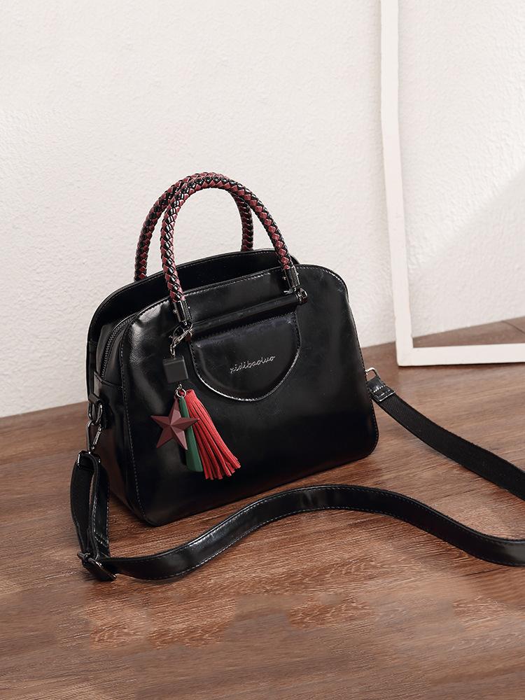 

Spring and Summer Contrasting New Style Retro Fashion Oil Wax Handbag Crossbody Round Multi Compartment Women s Bag Versatile чорний