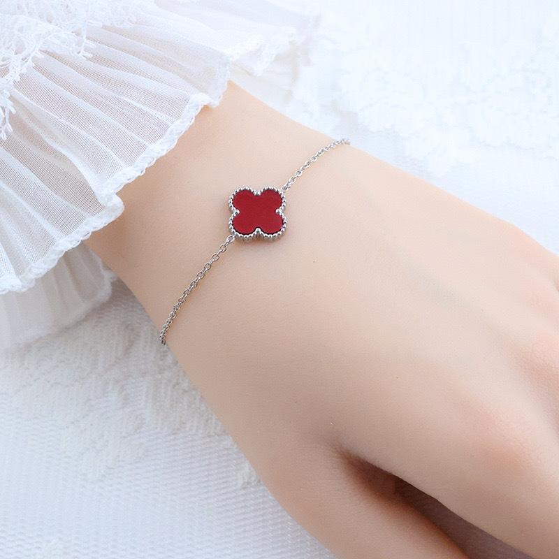 Pulseira de Aço Titânio 13MM Trevo de Quatro Folhas Pulseira Simples Feminina Estilo Jardim de Flor Única Não Desbota Pulseira