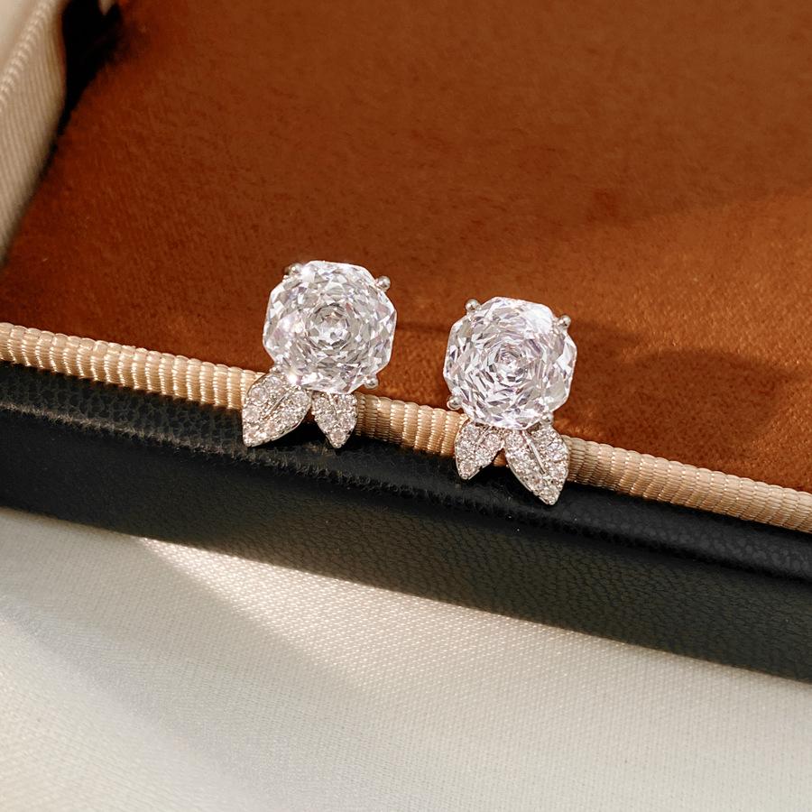 Leaves Flowers Simple Temperament Fashionable and Versatile Earrings 1 pair of earrings серебряный/белый