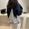 Fashionable and Trendy Large Capacity Commuting Tote Bag New Personalized Leopard Print Shoulder Bag Korean Style Niche Underarm Bag
