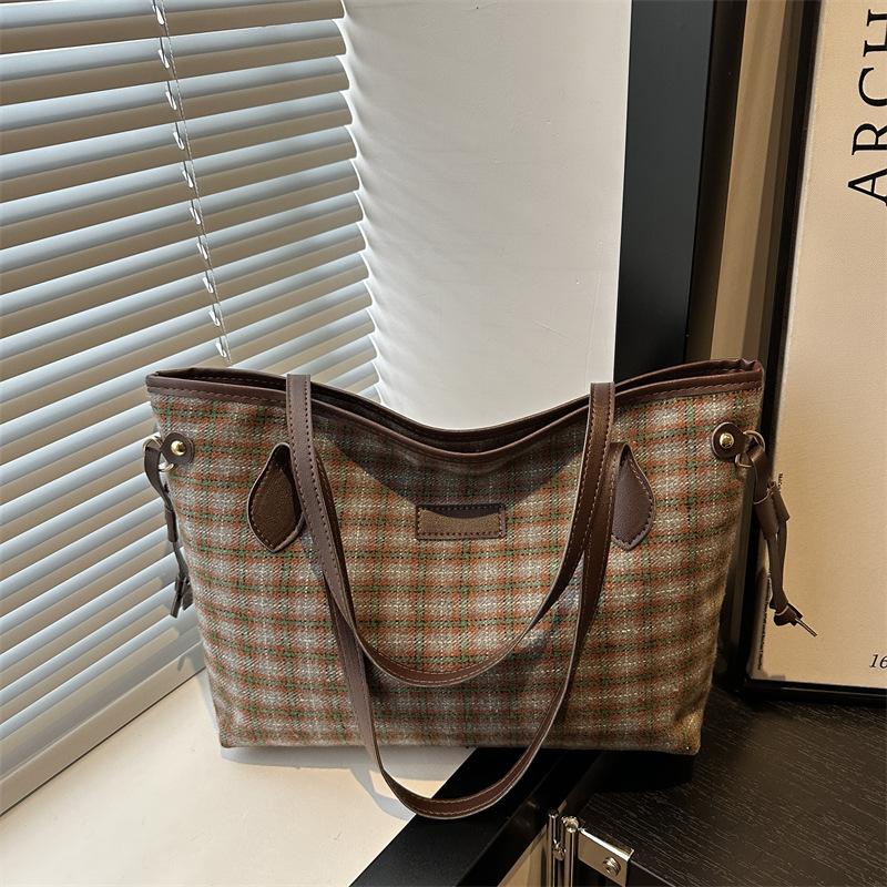 Premium sense large capacity bucket armpit bag Korean niche autumn and winter fashion shoulder bag woolen plaid tote bag