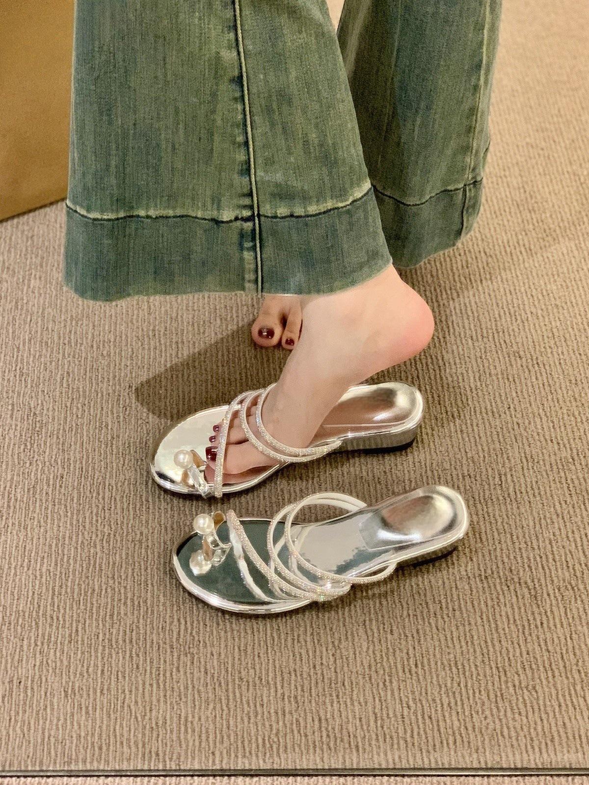 

Fairy wind pearl set toe sandals 2025 new skirt rhinestone slope heel slippers wear holiday sandals 39 серебряный