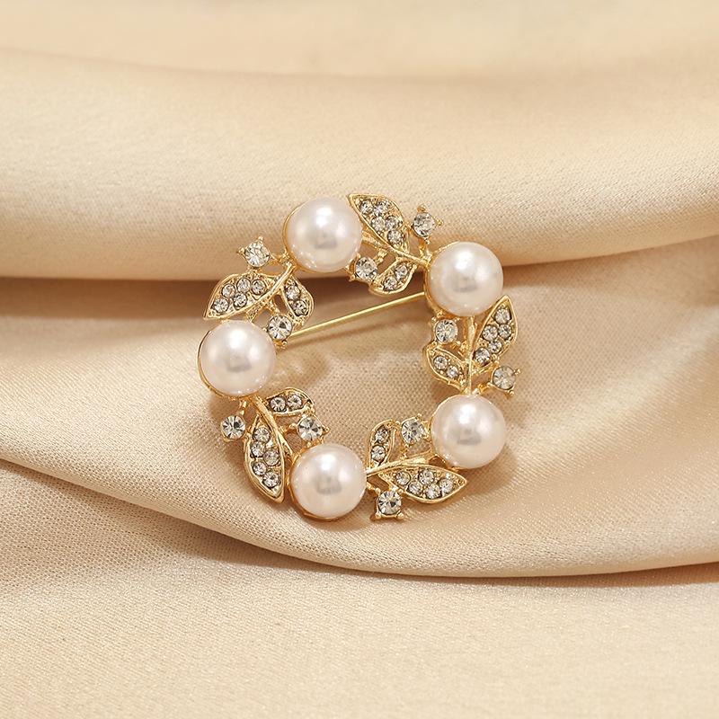 Elegante Schmetterlingsbrosche mit Perle – Damen-Modeschmuck-Anstecknadel von hoher Qualität