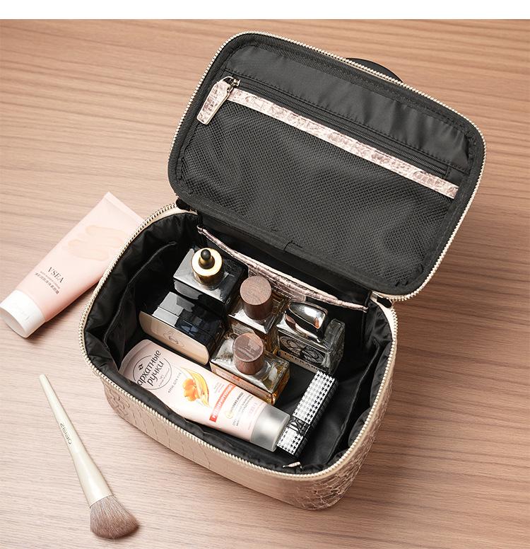Crocodile Pattern Cowhide Makeup & Toiletry Bag: Portable, High-Capacity, Travel-Ready.