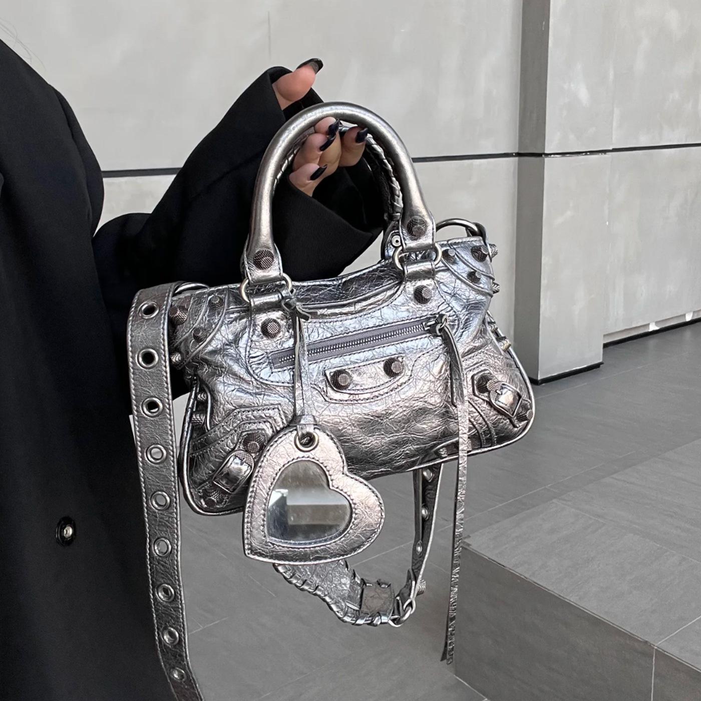 

Женская сумка-тоут кроссбоди из мятой коровьей кожи с кисточками и заклепками и байкерская сумка подмышку