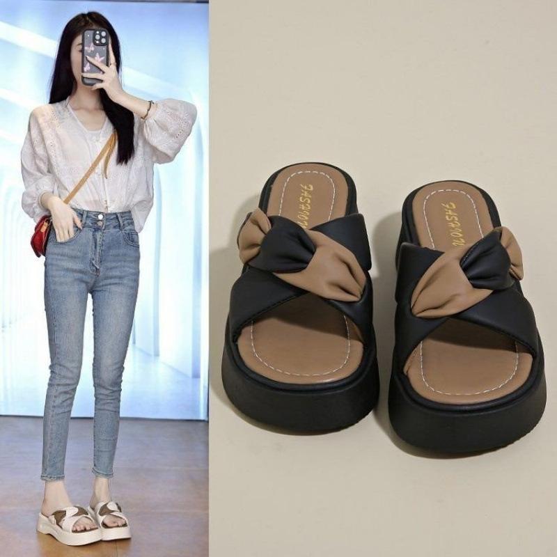 Summer wear popular cool slippers women's design sense niche 2025 new thick-soled sandals drag soft-soled women's slippers