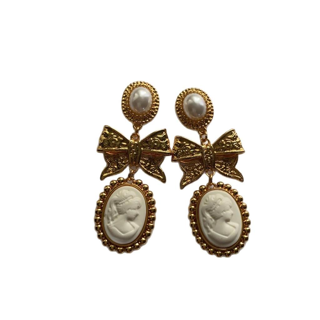 Retro Elegant Pearl Earrings Bow Queen Head Earrings Western Court Style Niche Exaggerated Stud Earrings