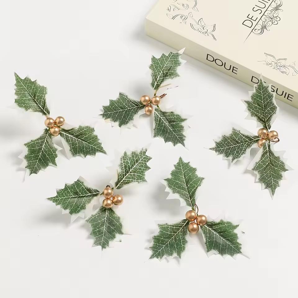 50 Stück Künstliche Stechpalmenblätter Falsche Pflanzen Grünes Blatt Rote Beeren für Weihnachtsbaum Kranzschmuck Neujahrsparty Dekor