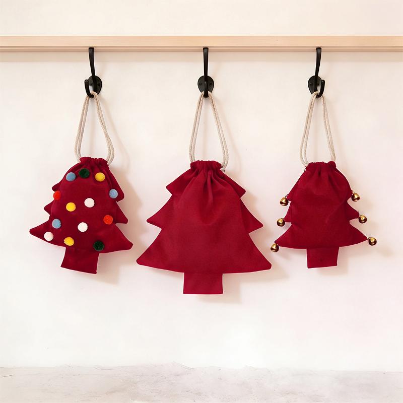 Christmas Tree Shaped Polyester Drawstring Gift Bags With Colorful Pom Poms Bell Decor For Xmas Tree Hanging Party Gifts Storage