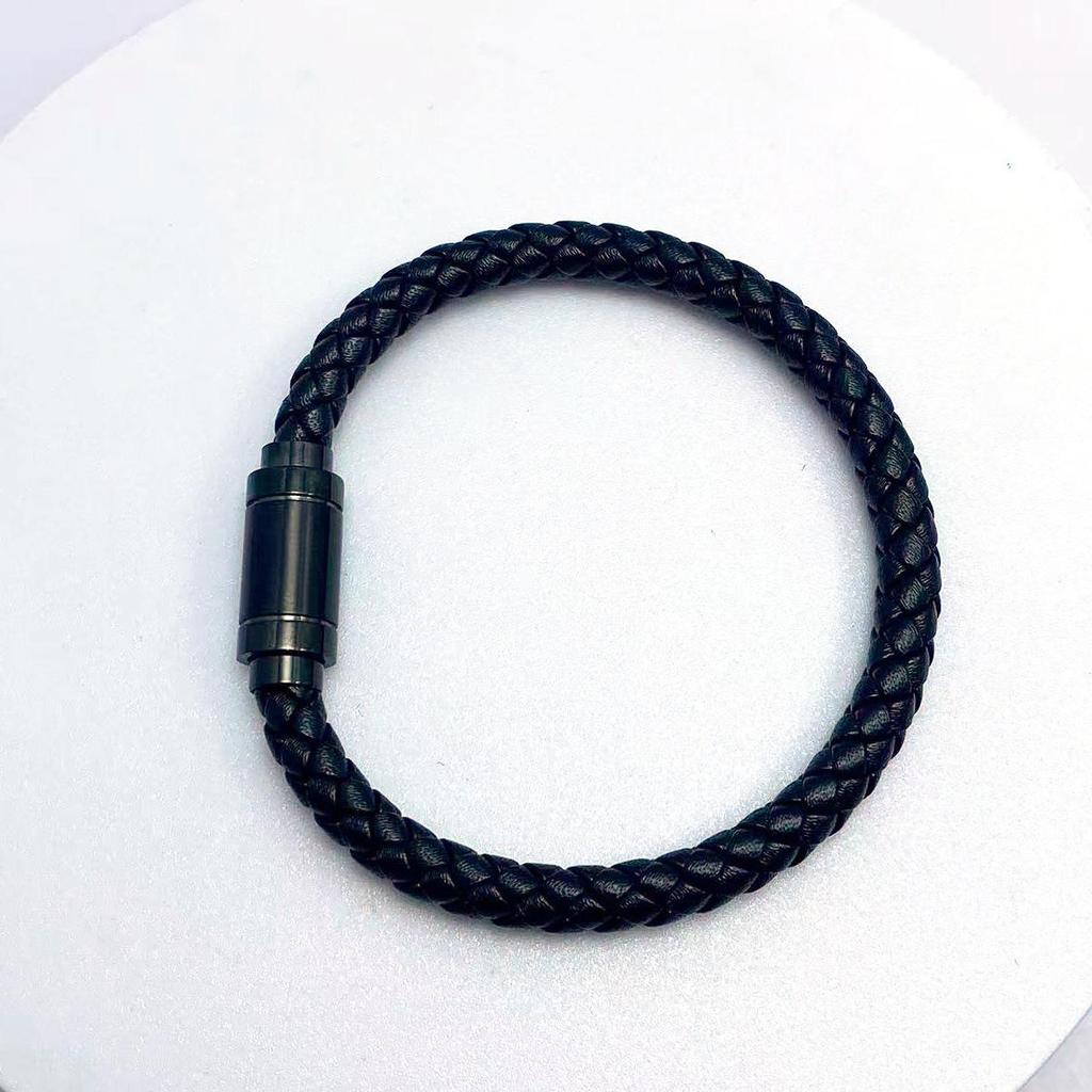 Bracciale da Uomo in Pelle Intrecciata e Acciaio al Titanio con Chiusura Magnetica