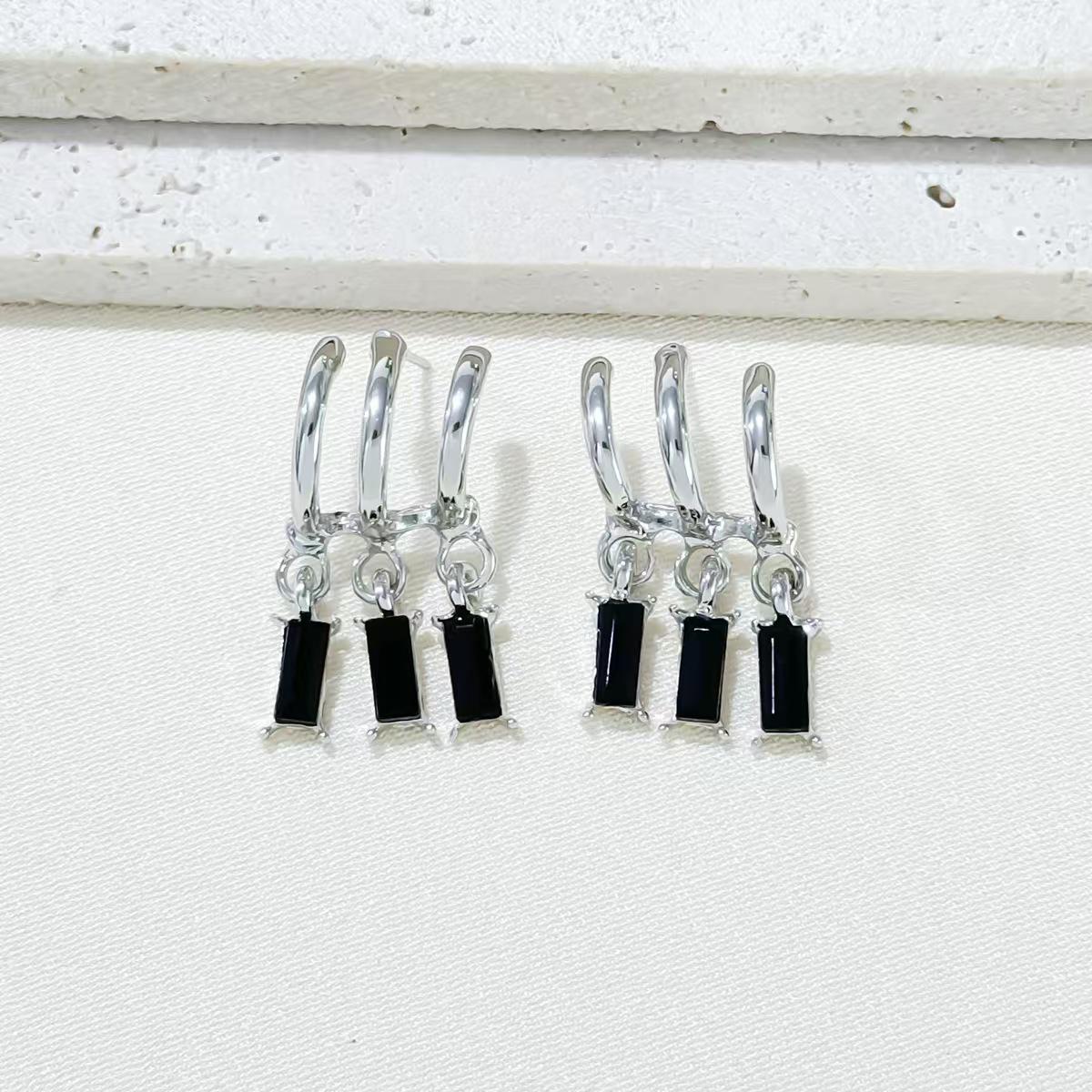 Niche Black Zirconium Titanium Steel Earrings - Cold Style, Non-Fading, High-End Luxury Ear Jewelry for Women. серебряный