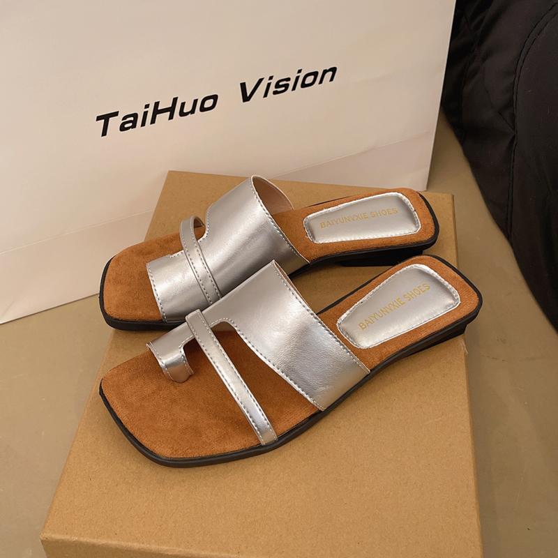 Ladies Retro Low Heel Toe Post Slippers Women Summer Outdoor Wear 2025 New Korean Version Match Skirts Roman Beach Cool Slippers