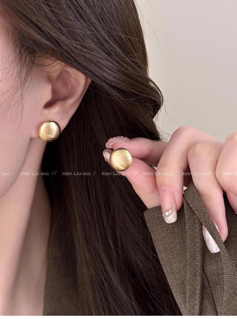 Silver needle flash zircon earrings, women's exquisite temperament stud earrings, spring and summer earrings.