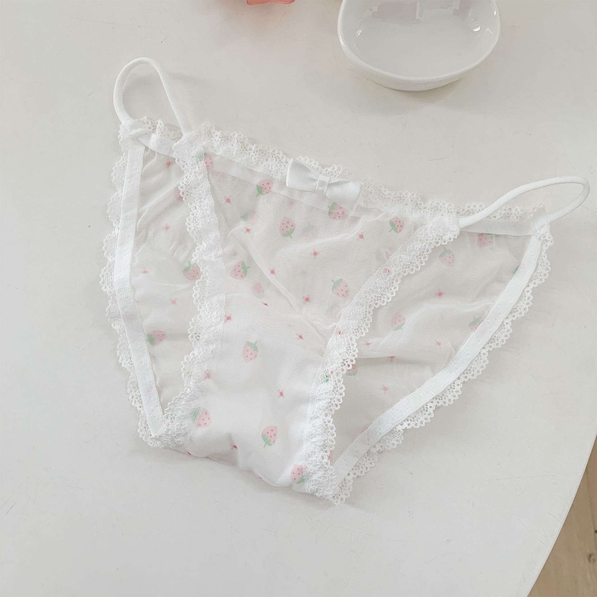 

Трусики-слипы с заниженной талией и высоким разрезом из японского кружева Sweet Girl с принтом клубники