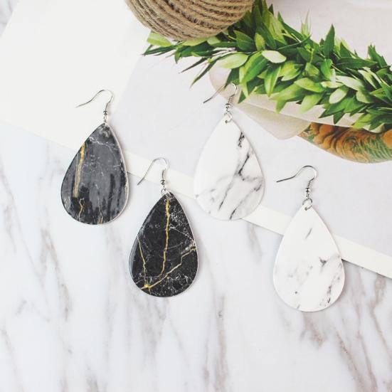 

1 пара серег. Привлекательные простые гладкие универсальные серьги каплевидной формы с текстурой мрамора и гранита.