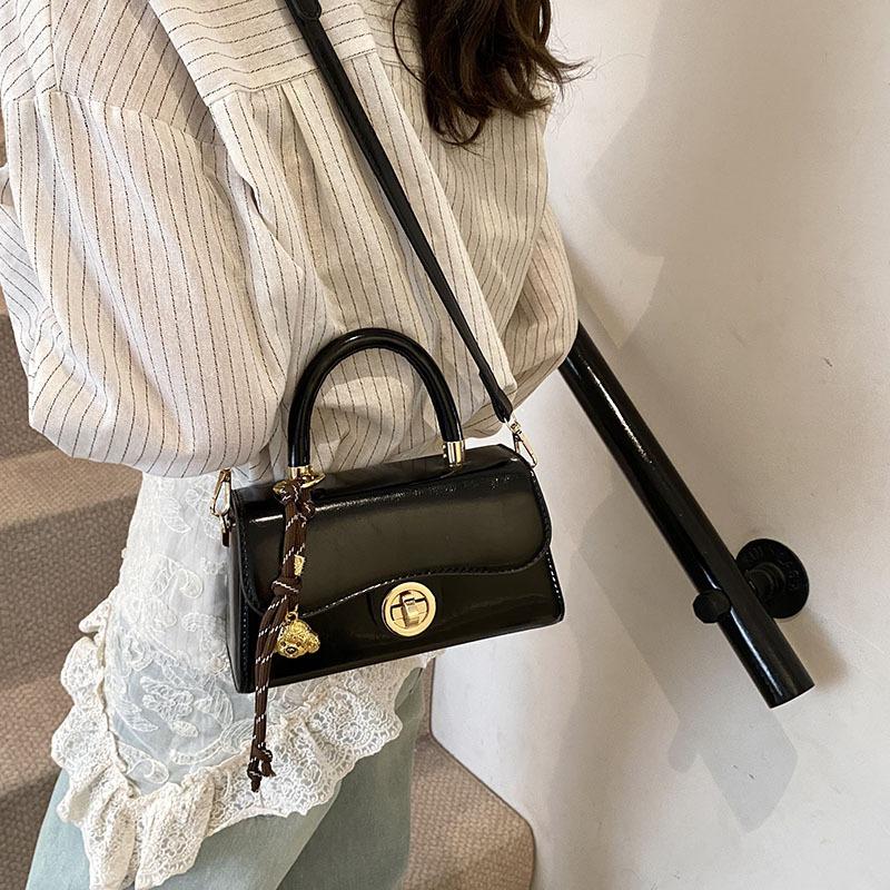 Retro Small Bag Women's New Versatile Shoulder Messenger Bag Women's Fashion Portable Small Square Bag