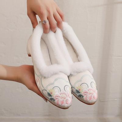 2024 Winter-Neuheit Fleece-Paspelierung Mode Spitz bestickte Stoffschuhe Herbst und Winter Fleece Ein-Pedal Damen Baumwollschuhe