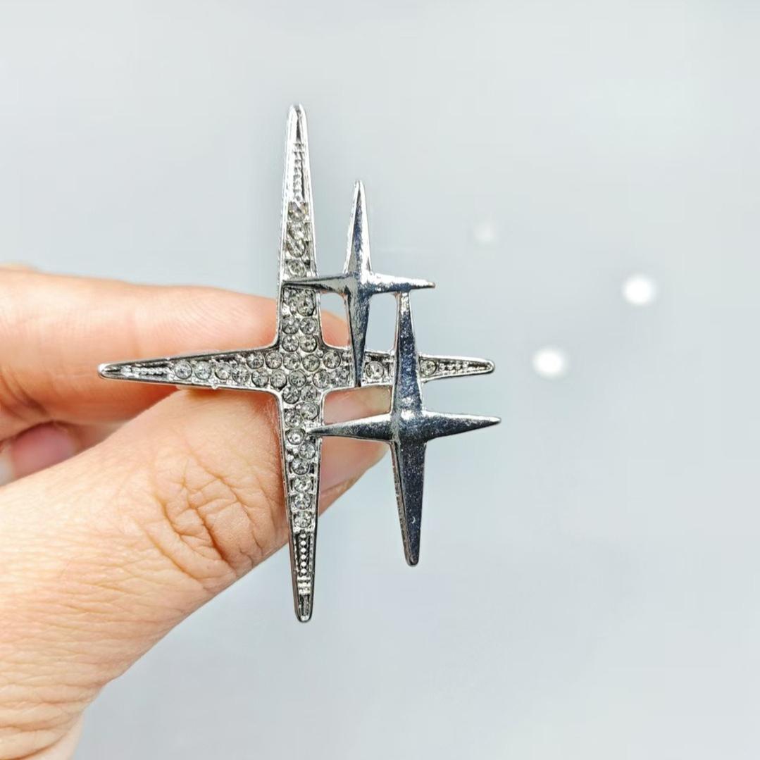 

Женская брошь Высококлассная брошь Модный дизайн Корсажная булавка для вечернего банкета Эмблема костюма Ювелирные аксессуары 1PC серебряный