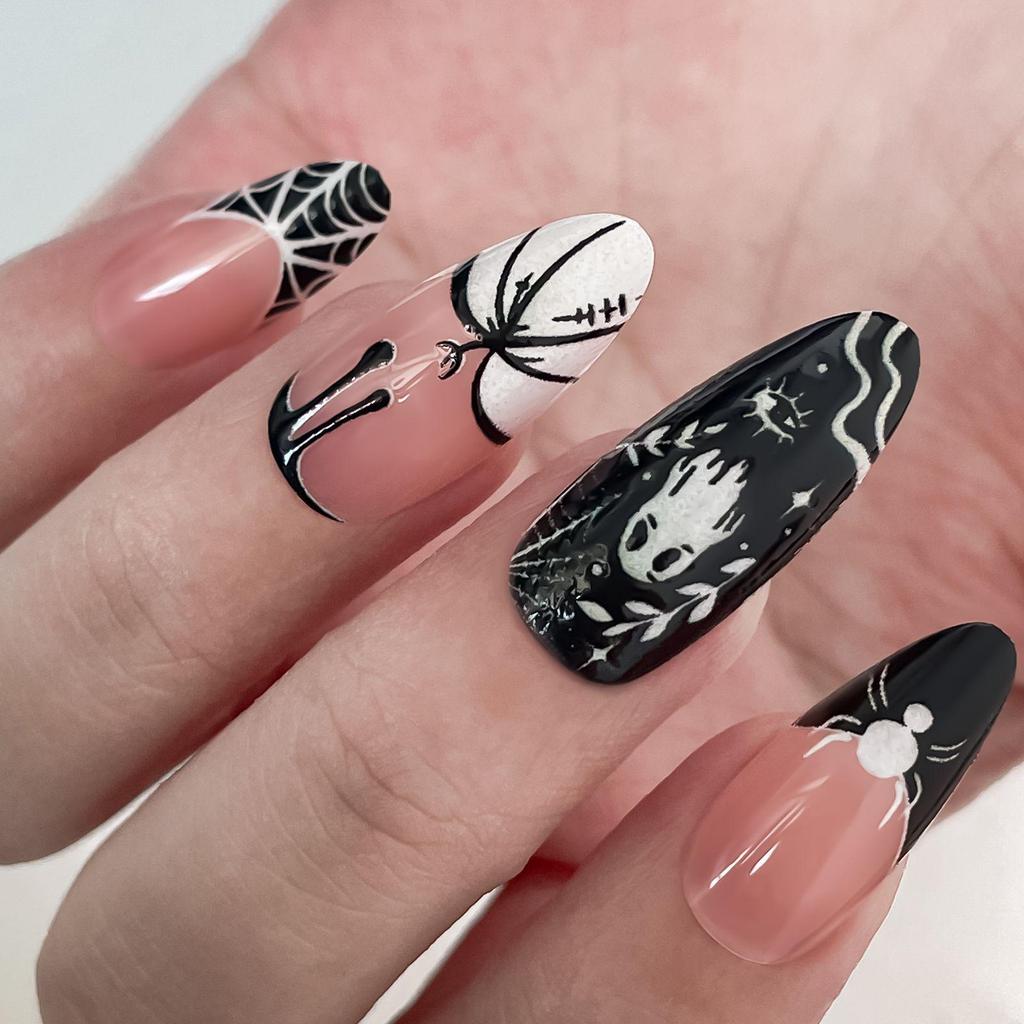 Gruseliges Halloween Nageldesign: Fledermaus-, Kürbis- & Geister-Designs - Schwarze Maniküre-Spitzen