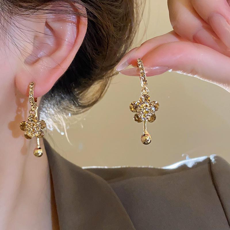 Exquisite Geometric Flower Diamond Stud Earrings - Light Luxury Fashion Style