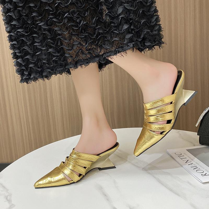 Modne damskie kapcie na lato 2025 są modne, codzienne, eleganckie i wygodne, płaskodenne, w paski, z zakrytymi palcami.