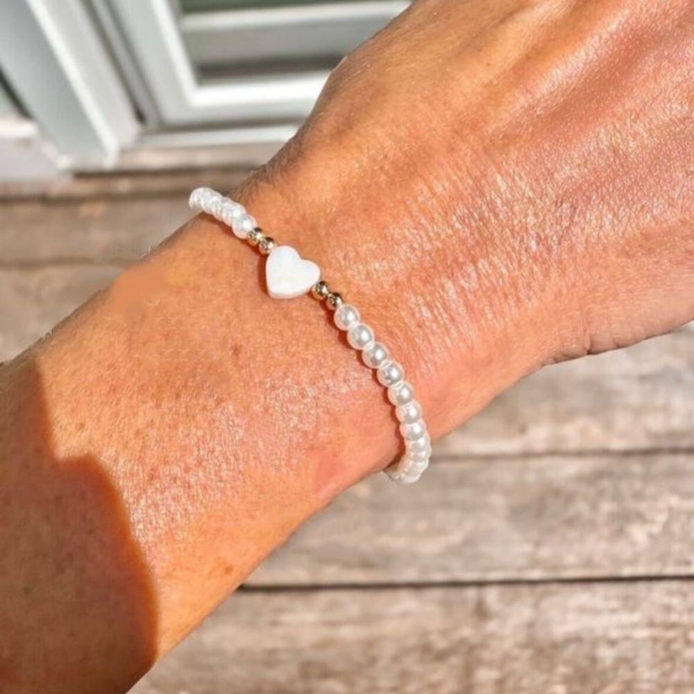 

Vlen Women s Shell Pearl Bracelet with Heart Accents Elastic Stretch Design Adjustable Beaded Bracelet Minimalist Jewelry