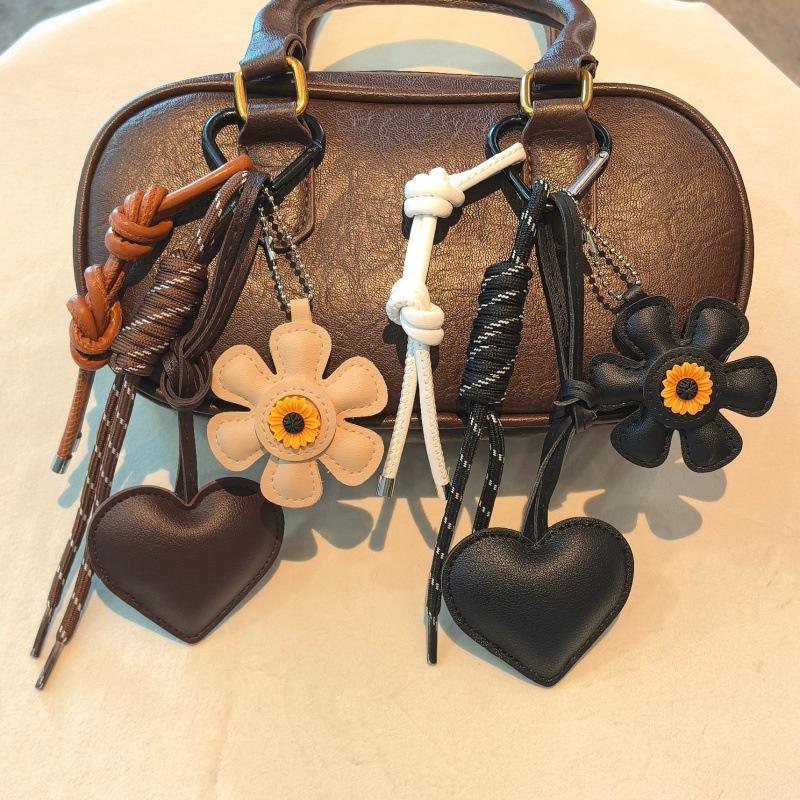 Portachiavi e Ciondolo Borsa Fiore Cuore in Ecopelle Vintage, Ciondolo Borsa Boho Fatto a Mano per Donna, Accessorio Estetico per Borse Tote
