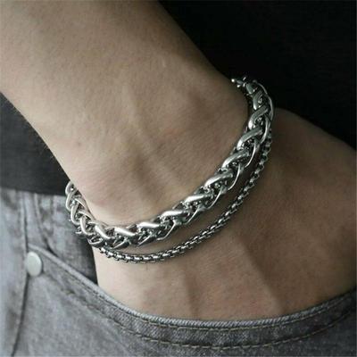 Opvallende zilveren herenarmband van titaniumstaal - stijlvol en uniek.