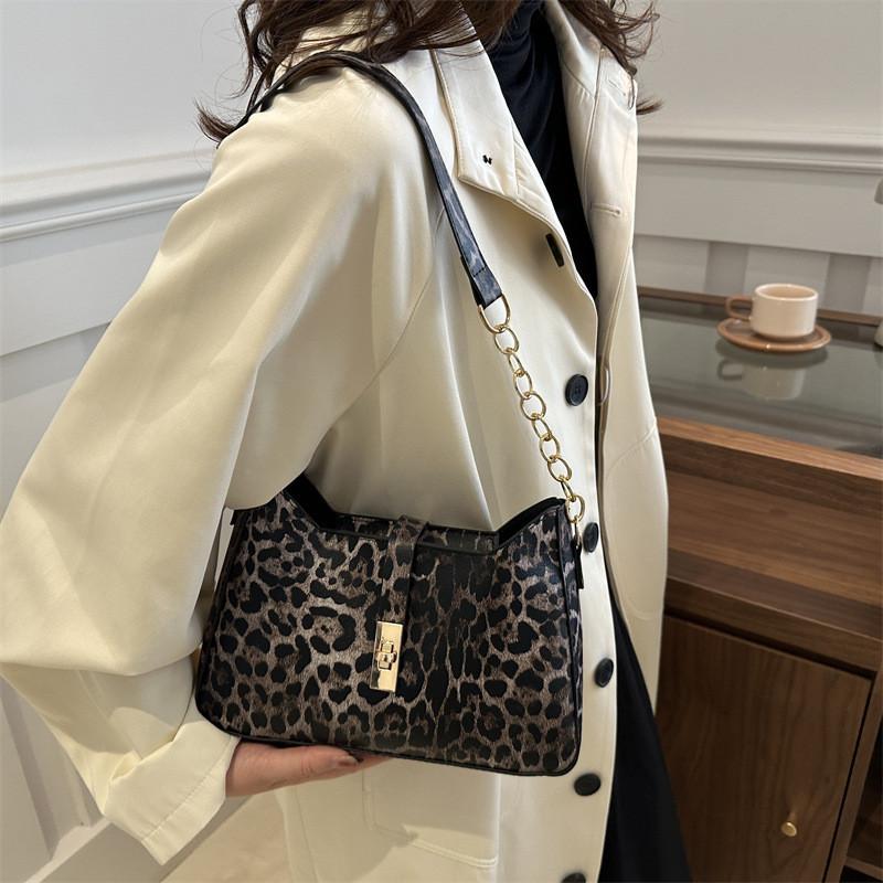 Trendy And Elegant Leopard Print Shoulder Bag With Chain For Everyday Use
