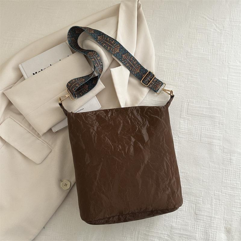 

Large capacity bag women s retro broadband shoulder messenger commuter bucket bag темно-коричневого кольору