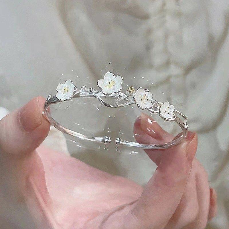 Kreative Pflaumenblüten Manschettenarmbänder für Damen Mode Exquisit Silberfarbe Floral Offenes Armband Armband Hochzeits Schmuck