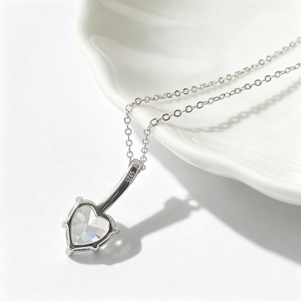 S925 Sterling Silver Heart Zircon Pendant Necklace - Fashionable, Versatile Clavicle Chain for Women with a Luxurious Feel.