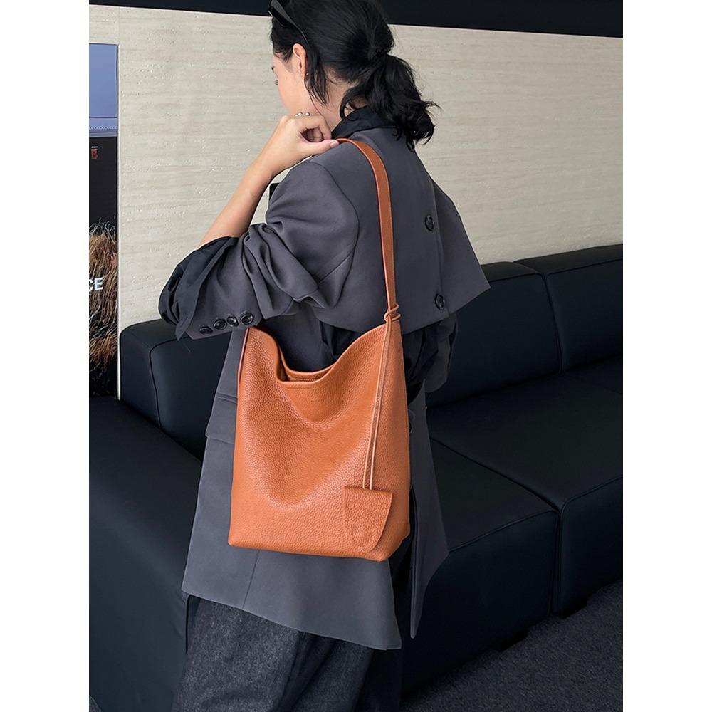 

Soft leather mother and child bag Large capacity commuter tote bag New trendy fashion shoulder bag Casual versatile underarm bag Length 30cm Height 29cm Bottom 12cm золотисто-коричневый