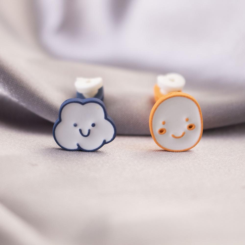 Elegant Clip-On Triangle Earrings for Non-Pierced Ears - Versatile, Light Luxury for Everyday Wear.