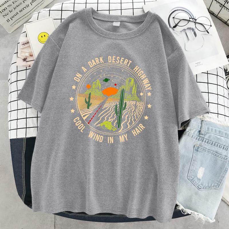 På en mörk ökenmotorväg sval vind i mitt hår dam t-shirt bomull t-shirts vardaglig mjuk t-shirt kläder sommar gata kort ärm